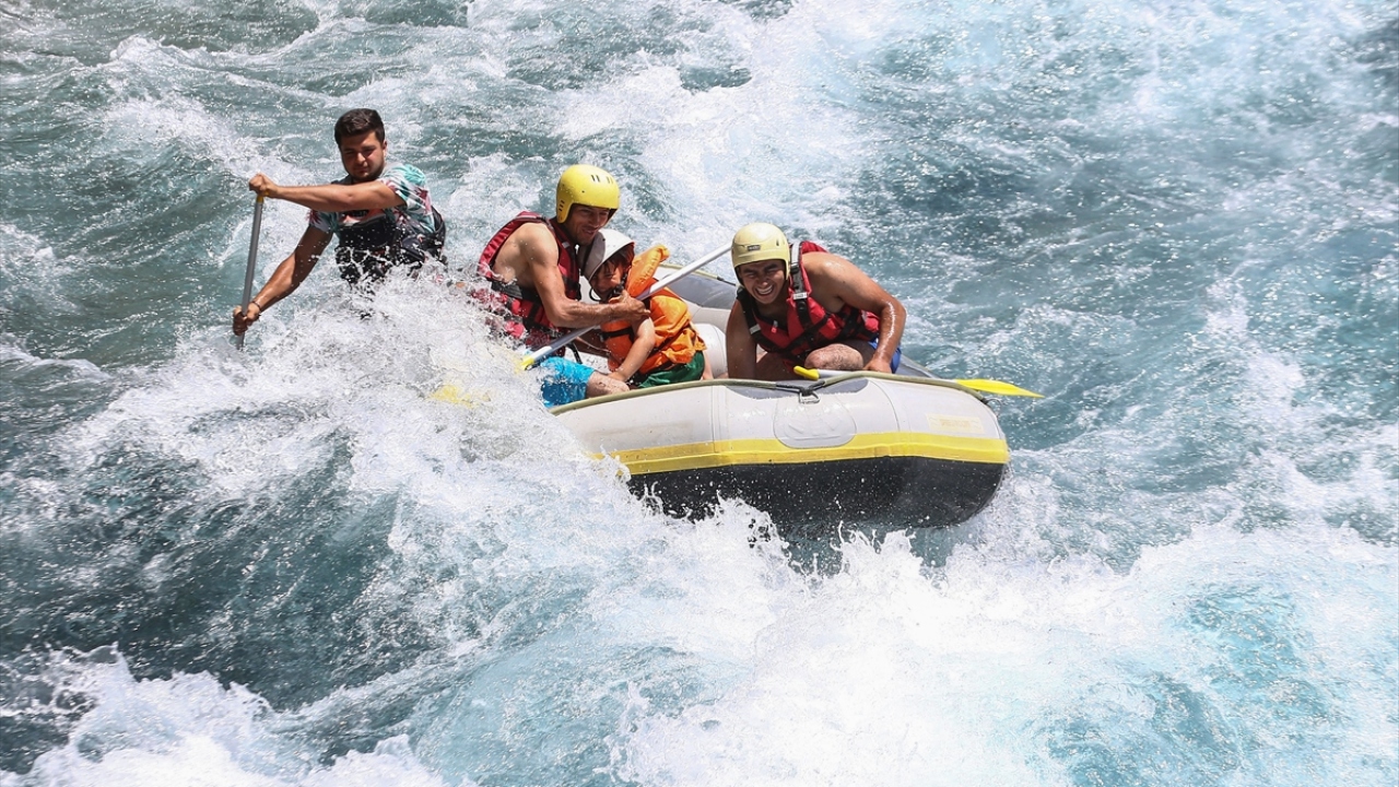 Ardından kasklarını takıp, can yeleği ve su ayakkabılarını giyen tatilciler, kendilerini dağların zirvesinden akan suya bırakıyor.