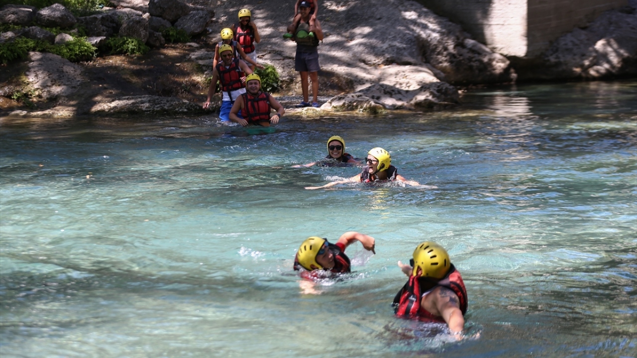 Bot ve kanoyla geçilen rafting parkuru süresince tatilciler, atlama, zıplama, çamur banyosu, yüzme alanlarında macera ve adrenalini dorukta yaşıyor. 