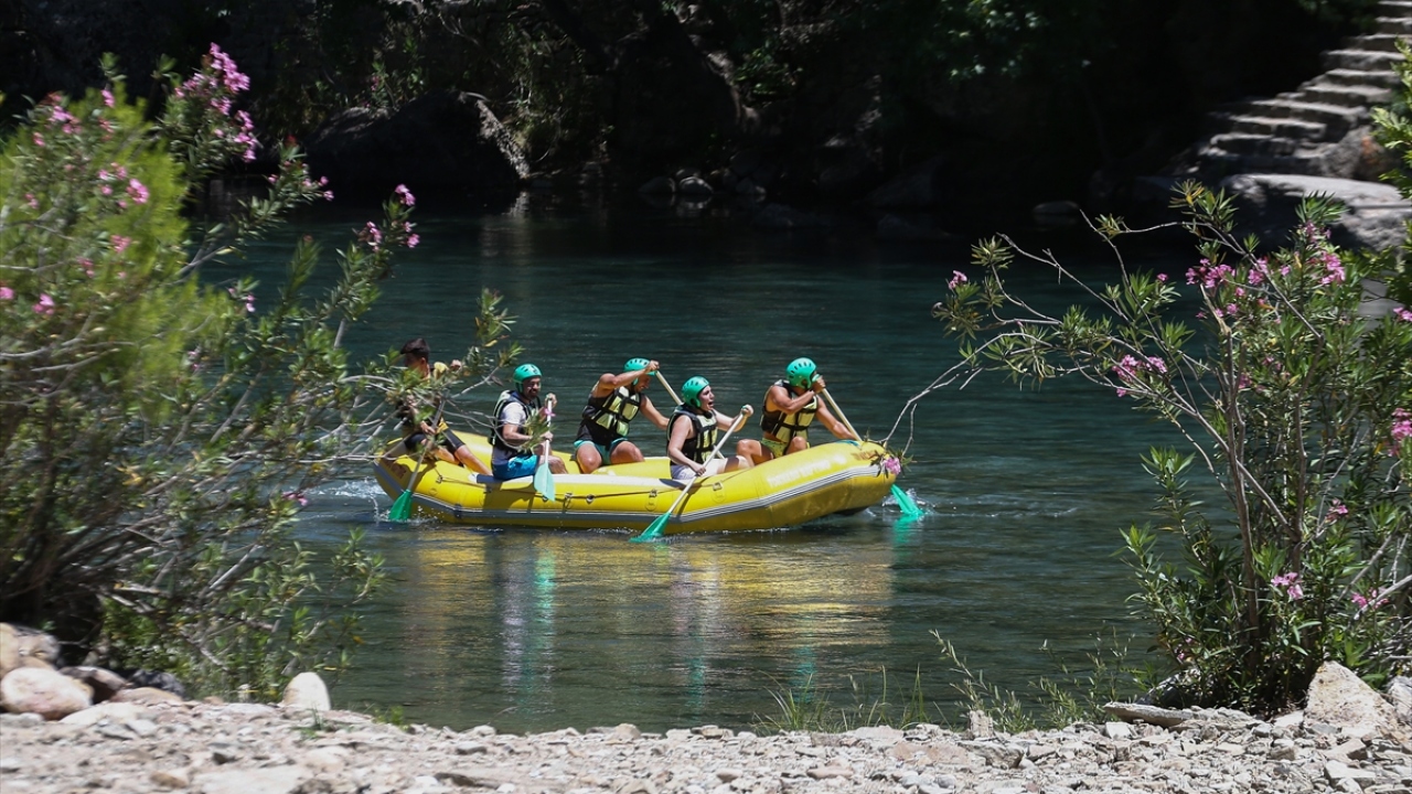 Yaklaşık dört saatte tamamlanan turda, tarihi köprüde ve parkurlarda çekilen fotoğraflarla an ölümsüzleştiriliyor.