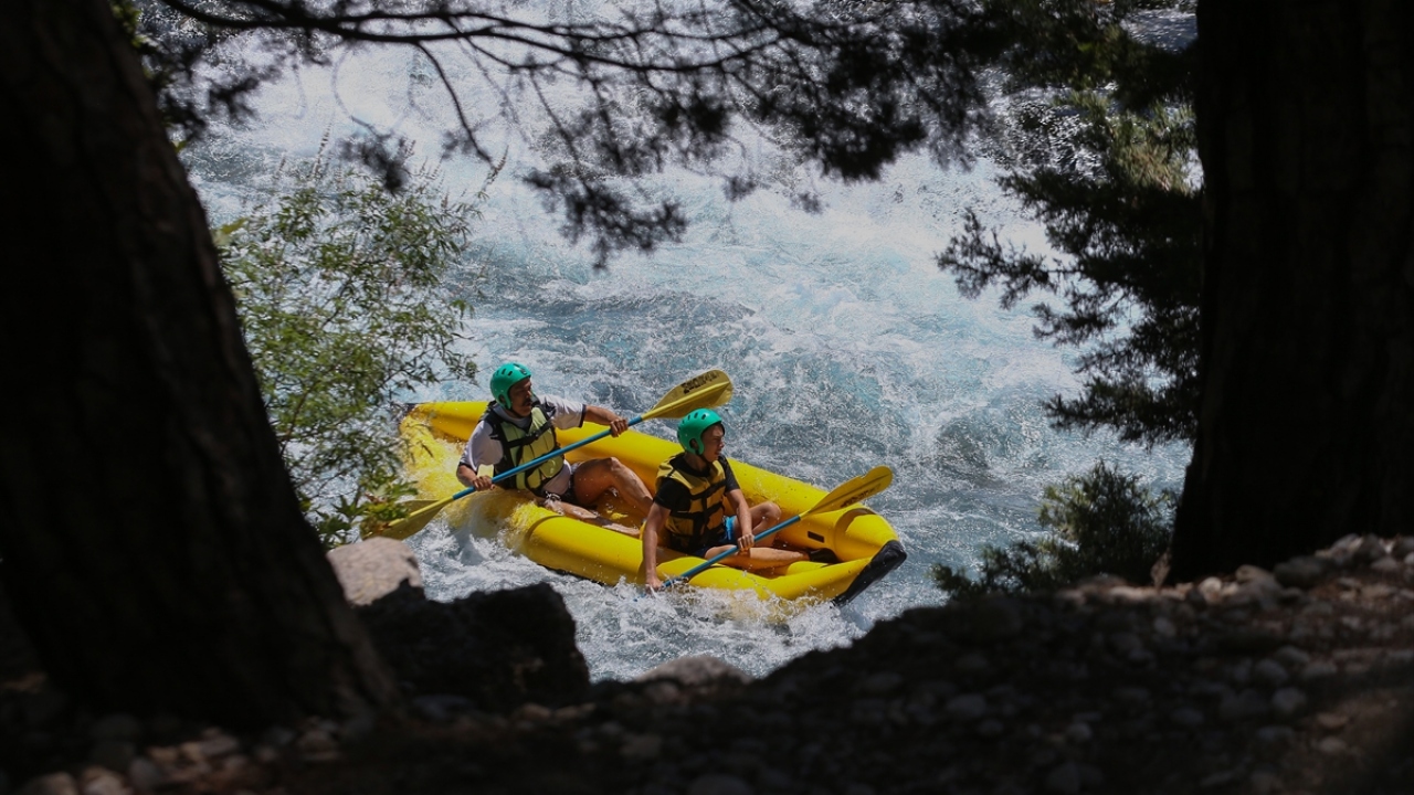 Bu yıl her alanda alınan yeni tip koronavirüs (Covid-19) tedbirleri, raftingde de uygulanıyor. Özellikle botlarda sosyal mesafe kuralına uyuluyor. 