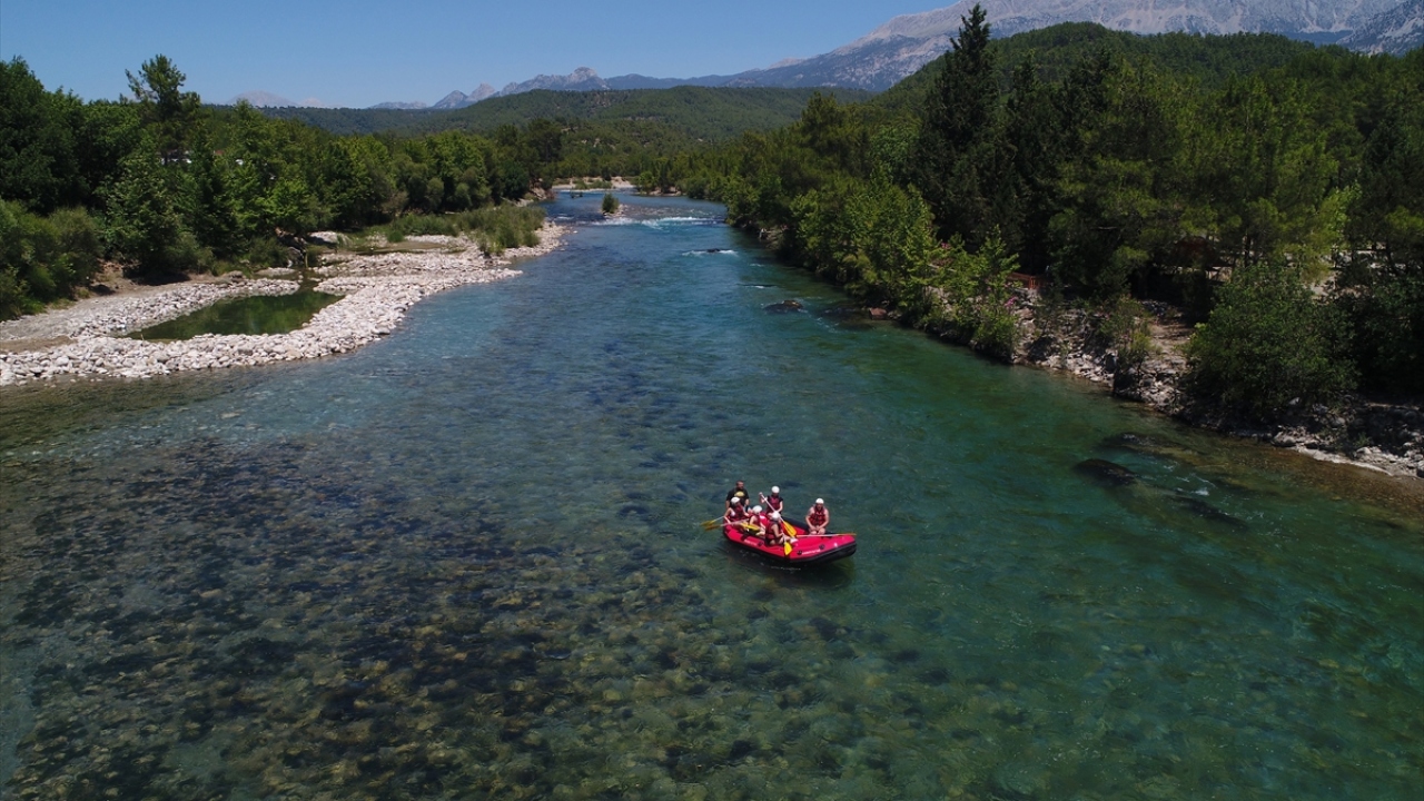 Özellikle Rus turistlerin Türkiye`ye gelmesiyle rafting parkurlarında ciddi bir artış yaşayacaklarını aktaran Tırnaksız, iç pazarda da özellik macera ve adrenalin tutkunlarının raftingi ve bölgeyi tercih ettiğini bildirdi. 