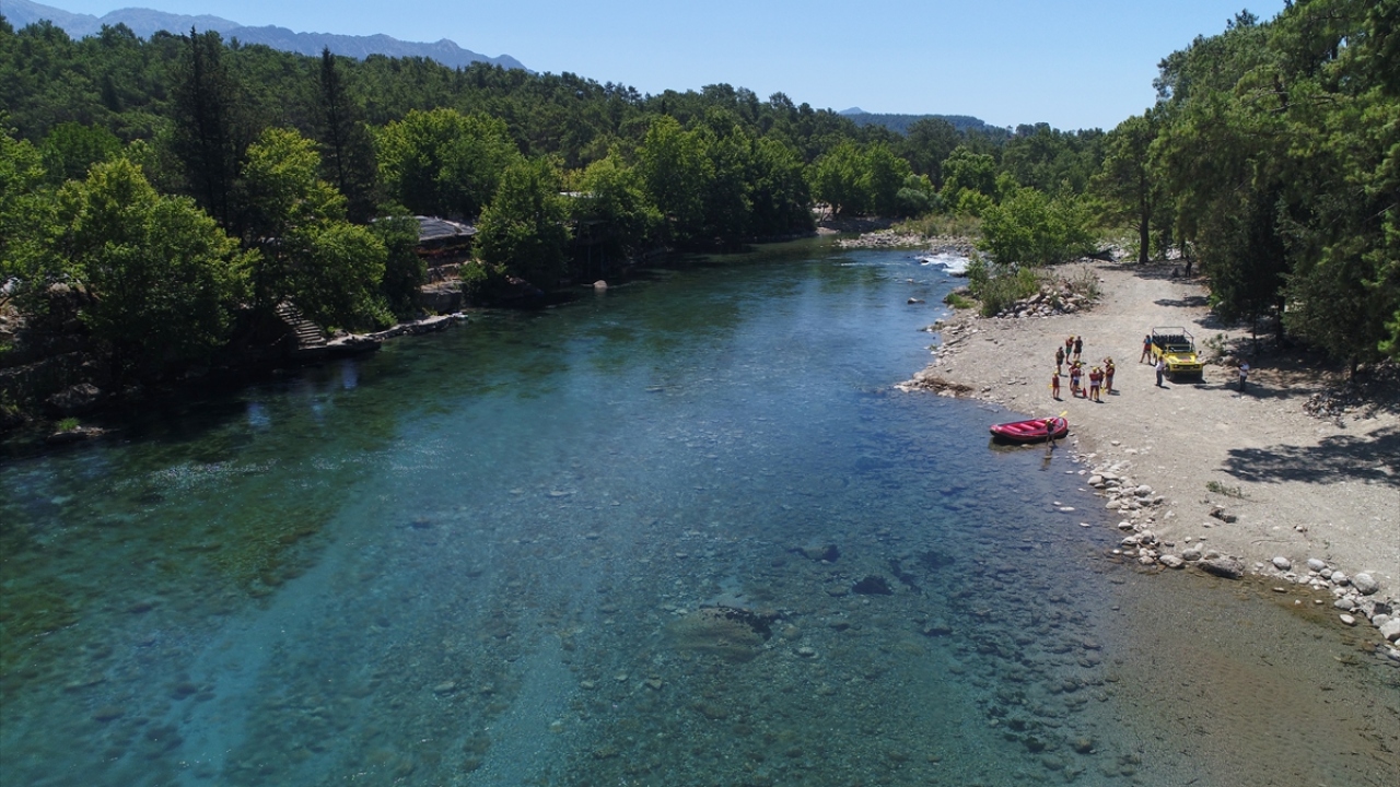 Covid-19 salgını nedeniyle gerekli önlemleri aldıklarını anlatan Tırnaksız, bölgede faaliyet gösteren 47 tesisin temsilcileriyle toplantı yaparak, uyulması gereken kurallar kapsamında bir düzenleme yaptıklarını kaydetti. 