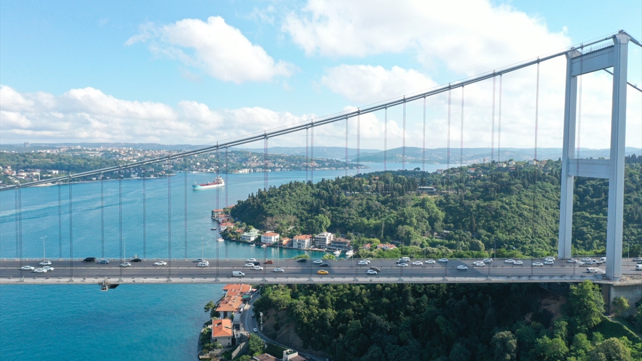 Tarihi, siyasi, ticari ve kültürel değerini yüzyıllardır koruyan İstanbul, 15,5 milyon nüfusuyla Türkiye`nin yüzde 18,7`sine ev sahipliği yapıyor.