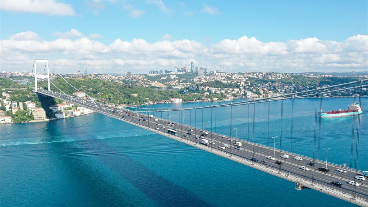 Geçmişten bu yana birçok medeniyete ev sahipliği yapan kentin iki yakasını bir araya getirme fikri milattan önceye kadar uzanırken, 20. yüzyılın ikinci yarısından sonra hızlı bir kentleşme sürecine girilmesiyle köprü ihtiyacı da arttı.