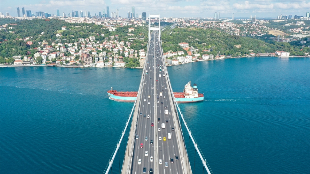 Bu kapsamda yerleşim yerlerinin büyümesi, göç dalgaları ve trafiğin artmasıyla İstanbul Boğazı için hep bir hayal olan köprülerin yapılması için ilk adımlar atıldı ve 30 Ekim 1973`te Boğaziçi Köprüsü açıldı.