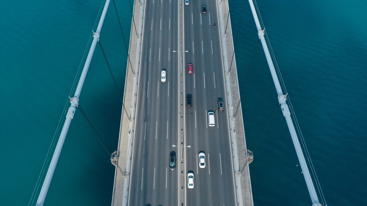 Köprü ilk yılında günde ortalama 32 bin 520 araca hizmet verirken, bu sayı 14. hizmet yılında günlük ortalama 130 bin seviyelerine geldi. Köprüdeki bu yoğunluk hizmet kalitesini düşürürken, kentte ikinci bir köprünün varlığını zaruri hale getirdi. 