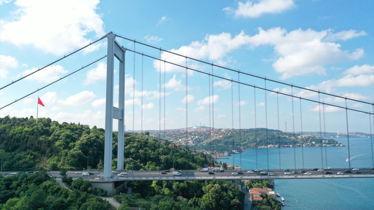 Fatih Sultan Mehmet Köprüsü, Boğaziçi Köprüsü`nden 5 kilometre kuzeyde, boğazın Rumeli yakasında, Hisarüstü ile Anadolu yakasında Kavacık mevkileri arasında yer alıyor.