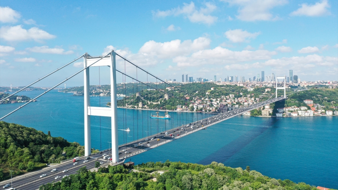 Kule ayakları arasındaki orta açıklığı bin 90 metre olan köprünün kule temelleri boğazın iki yakasındaki yamaçlara yerleştirilmiş, kuleler ise hemen hemen tabliye mesnet seviyesinden başlamıştır.