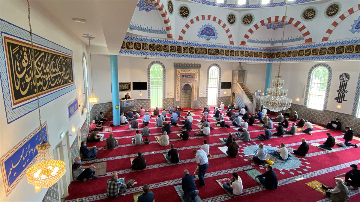 Rotterdam kentindeki Hollanda Diyanet Vakfına bağlı (HDV) Mevlana Camisi`nde Müslümanlar yaklaşık 4 ay sonra yeniden cuma namazını kıldı. 