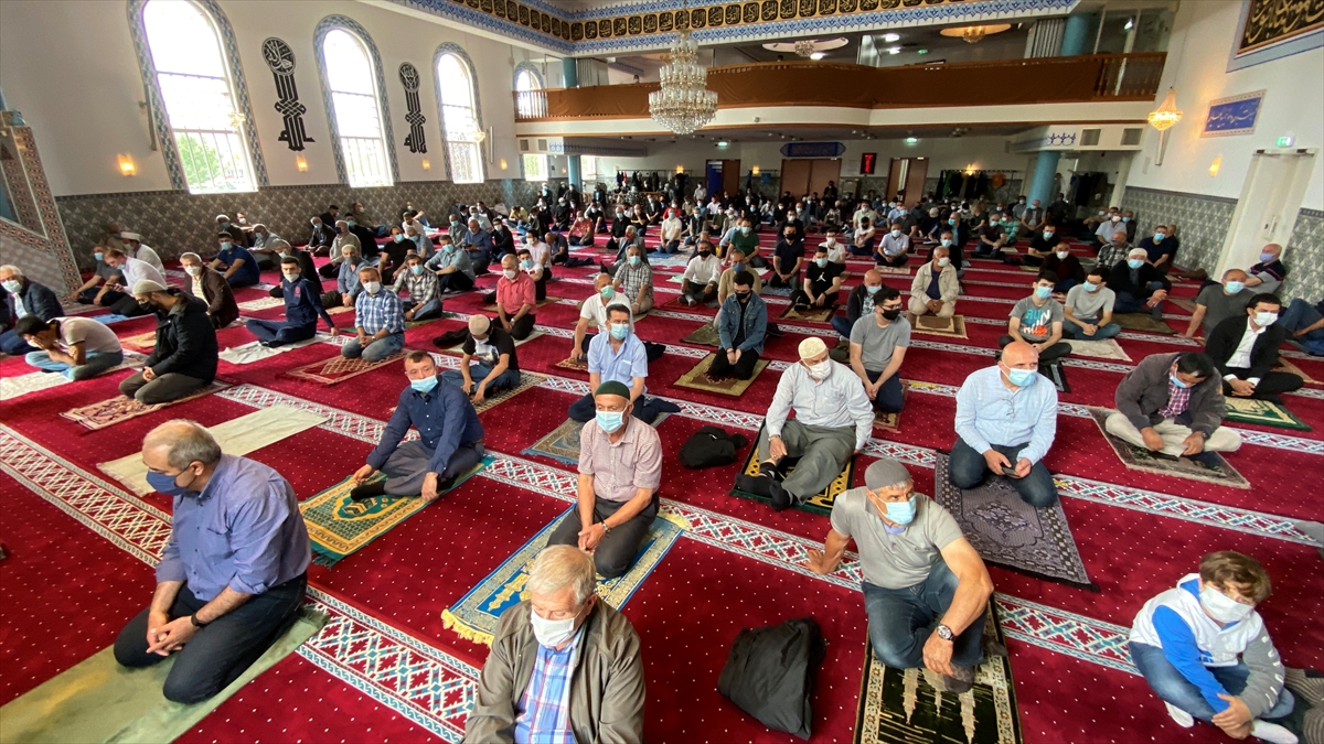 Yönetmelikte seccadelerin evden getirilmesi, maske takılması, cemaat arasında sosyal mesafe uygulanması, abdesthanelerin kapalı kalması, camiye girenlerin ellerini dezenfekte etmesi gibi kurallar yer alıyor. 