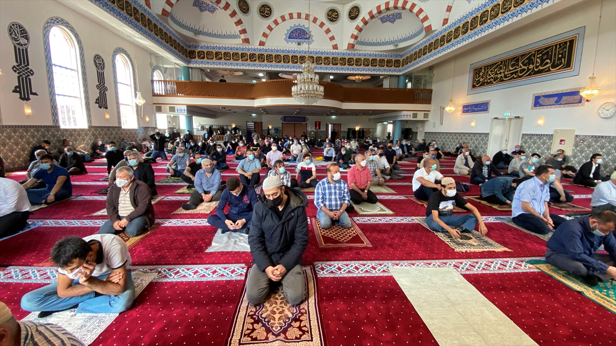 Mevlana Cami Başkanı Ömer Biçen, yaptığı açıklamada, 1 Temmuz`dan itibaren camide bazı tedbirler de alarak cemaatle namaz kılmaya başladıklarını söyledi.