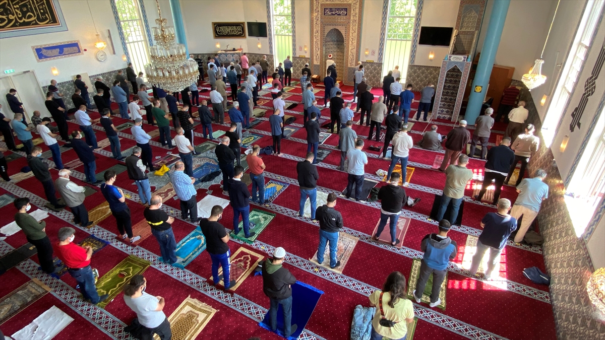 Hakan Kartal da, "Bugün cemaati özlediğimizi anladık. Şükür olsun Rabb`imize tekrar cami ve cemaatimize kavuştuk. İnşallah tekrar bu imtihanı yaşamayız ve cemaat olarak camimizden uzak kalmayız." dedi. 