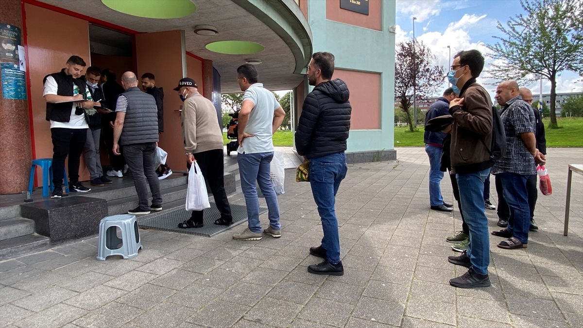 Bazı camilerde ise kapasiteden dolayı cuma namazı iki seferde kılınırken cuma namazını kılmak isteyenler önceden cami derneklerini arayarak kayıt yaptırdı. 