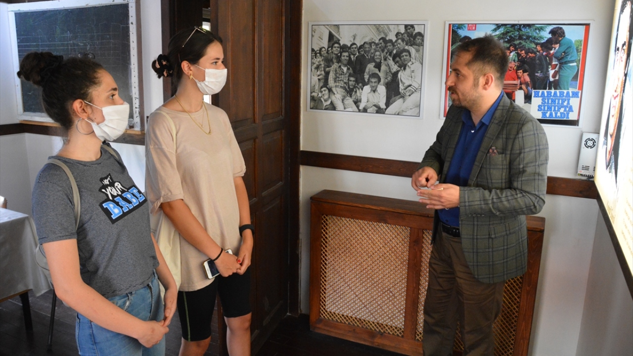 Müzeye gördüğü için kendini şanslı hissettiğini dile getiren Kaplan, "Bu kadar güzel şeylerin olması güzel. Bütün filmlerini izledim. Kendisine hayranlık duyuyorum." dedi.