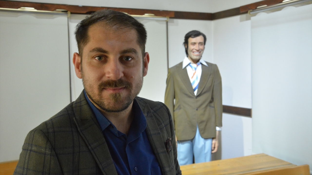 Müze sorumlusu Emre İnan, yaptığı açıklamada, Kemal Sunal odasının vefatının 20. yılında ziyaretçiler tarafından ilgi gördüğünü söyledi.