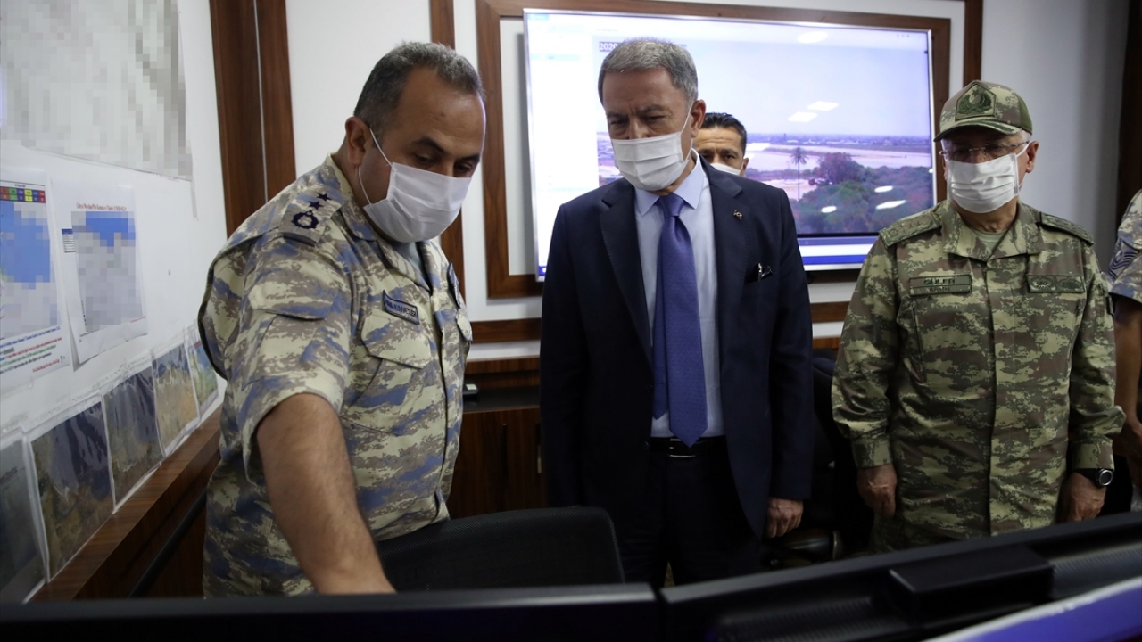 Akar, beraberinde Genelkurmay Başkanı Orgeneral Yaşar Güler ile Güvenlik ve Askeri İşbirliği Mutabakat Muhtırası kapsamında yapılan faaliyetleri yerinde incelemek üzere geldiği Libya`nın başkenti Trablus`taki temaslarını sürdürüyor. 