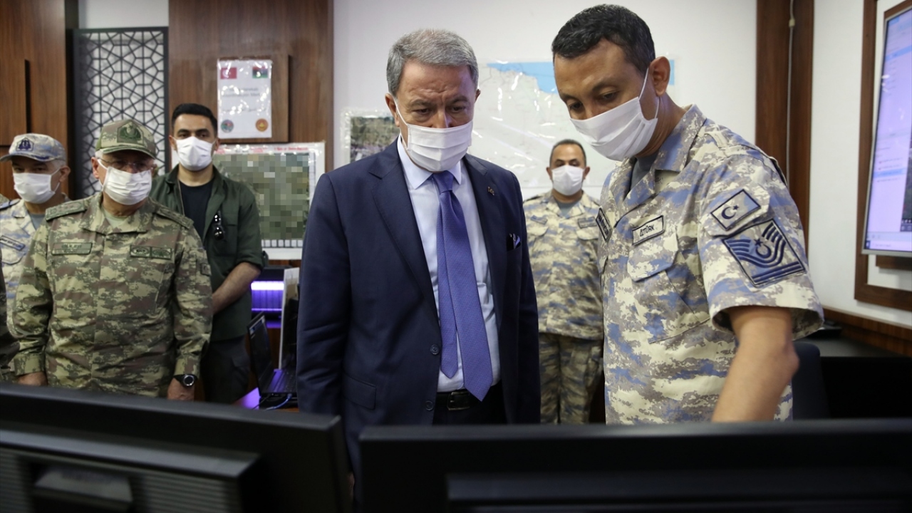 Libya Ordusu Batı Harekat Dairesi Komutanı Usame Cuveyli ile görüşen Bakan Akar ve Orgeneral Güler, çalışmalara ilişkin bilgi aldı.