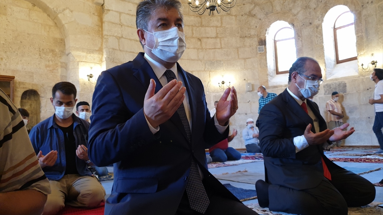 Vali Erdinç Yılmaz, açılış törenindeki konuşmasında, tarihi caminin cemaatine kavuştuğunu söyledi.