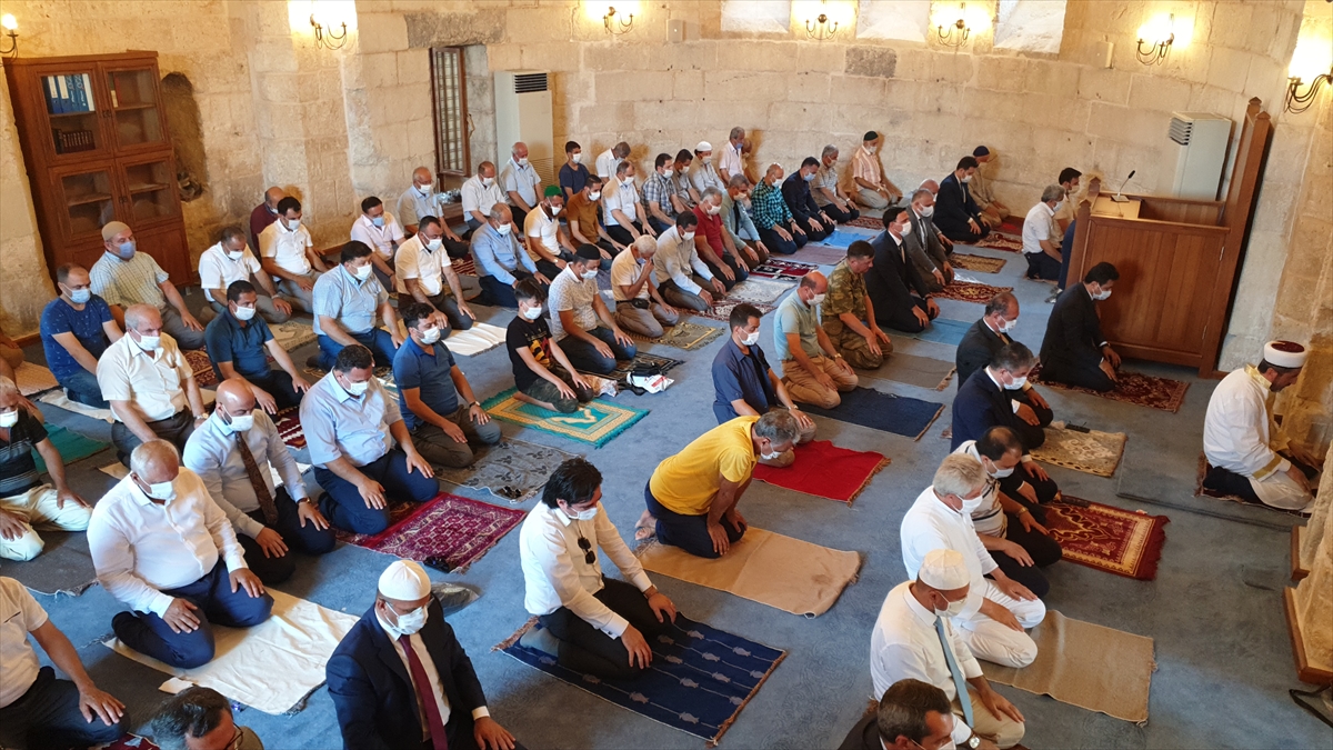 Hatay Vakıflar Bölge Müdürü Ümit Gökhan Çiçek ise gazetecilere yaptığı açıklamada, cami çevresindeki kazılarda önemli mozaikler ve yapı kalıntılarının gün yüzüne çıkarıldığını vurgulayarak şöyle konuştu: