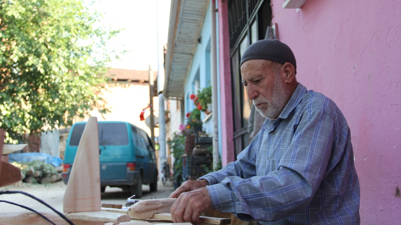 Boyayıp üzerine Türk bayrağı işlediği oyuncak uçaklarla çocukları sevindirdiğini belirten Uçak, 