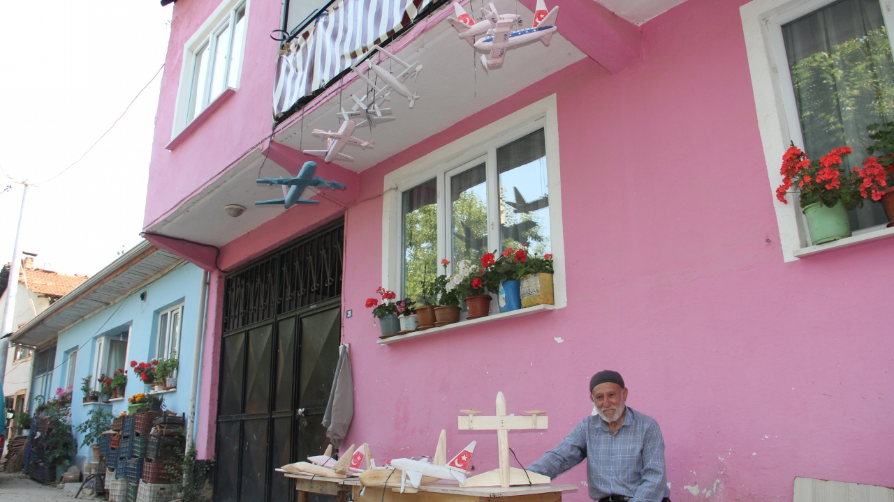 Çocukların, hediye ettiği uçakları alınca çok mutlu olduklarını vurgulayan Refik Uçak,