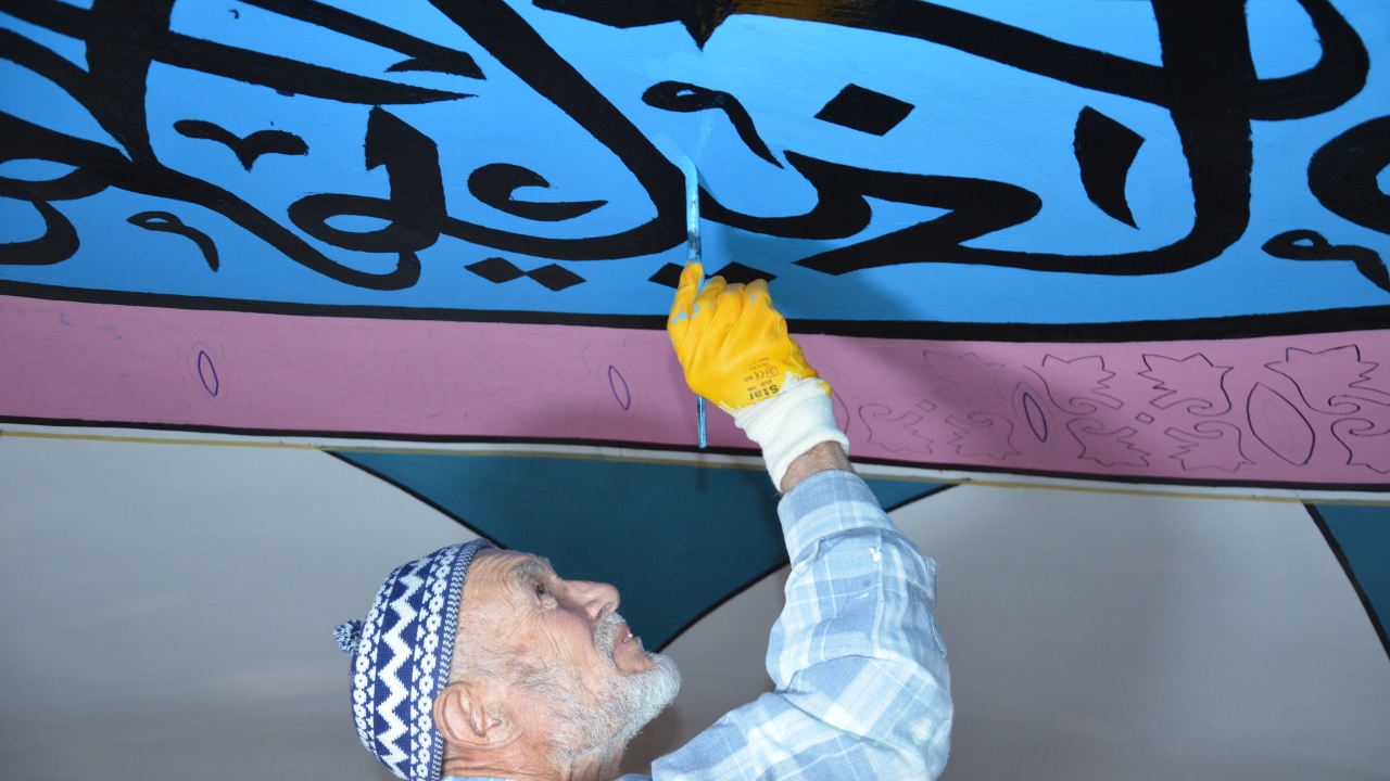 Yaklaşık bir ay sonra ibadete açılması beklenen caminin içi de aslına uygun şekilde yenileniyor.