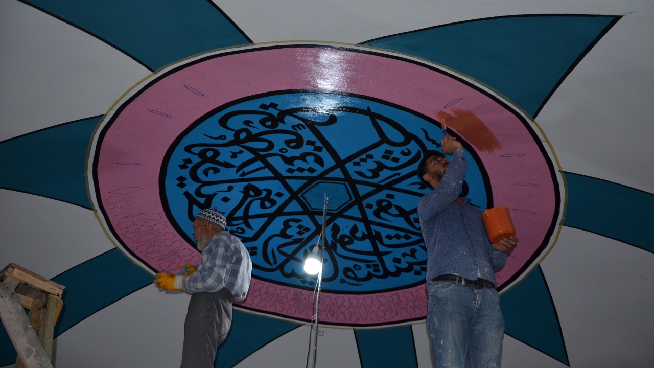 Bugüne kadar Demirci ve çevresinde pek çok tarihi caminin duvar süslemelerini yaptığını dile getiren Tosun,