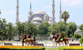 Atlı polislerden Sultanahmet Meydanı'nda devriye