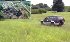 Patlamada yaralanan işçileri ambulansa taşıdı