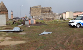 Erzurum'da hortum evlerin çatılarını uçurdu