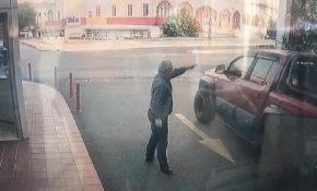 Çaldığı araçla kaçarken ortalığı savaş alanına çevirdi