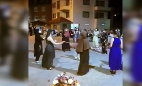 Düğünde sosyal mesafe çubuklarıyla halay çekildi