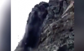 ABD’de 12 tonluk dev kaya otoyola düştü