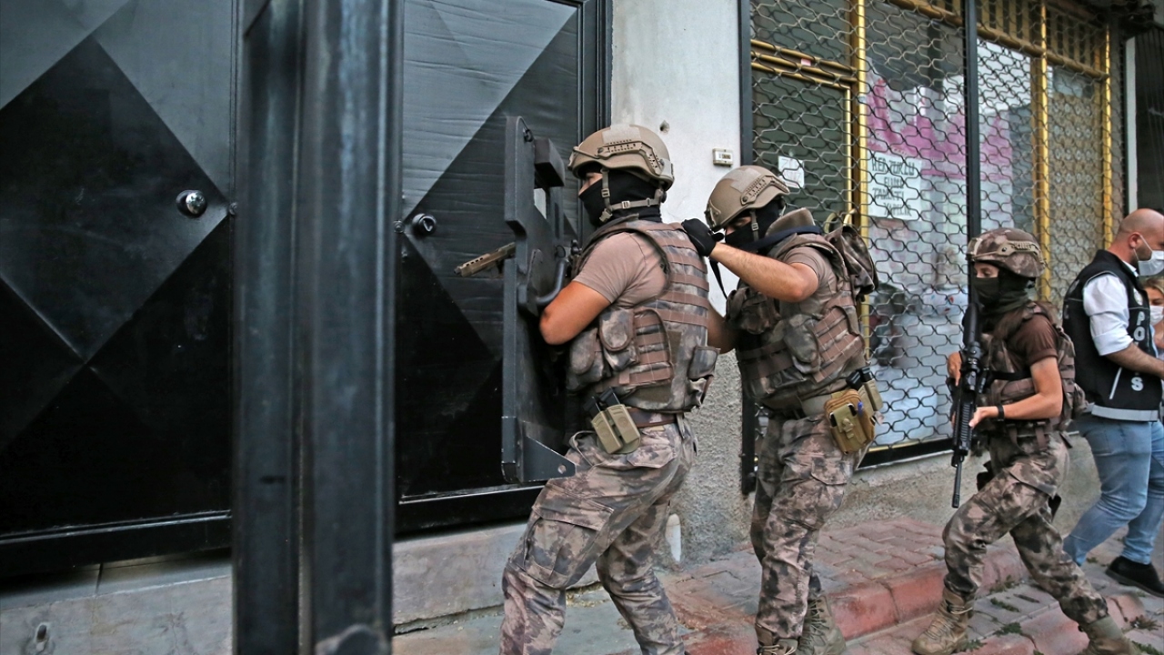 Bu kapsamda ekipler, uyuşturucu satışı yaptığı değerlendirilen 40 şüpheliye ait adreslere özel harekat ve helikopter desteğiyle şafak vakti operasyon düzenledi.