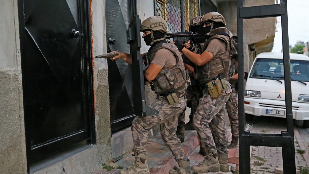 Adana`daki aramaların ardından gözaltına alınan 13 şüpheli, Adana Adli Tıp Birimindeki sağlık kontrolünün ardından Emniyet Müdürlüğüne götürüldü.