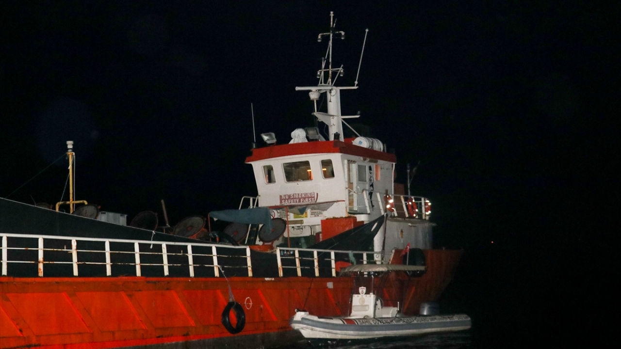 Ekipler, teknik ve fiziki takibin ardından Narlıdere sahiline yaklaşan bir gemiyi izlemeye aldı. Onarım bildirimiyle Sahilevleri semtindeki balıkçı barınağına yanaşan gemi, kıyıya yanaşıp sığınmacıları aldığı sırada operasyon düzenlendi. 