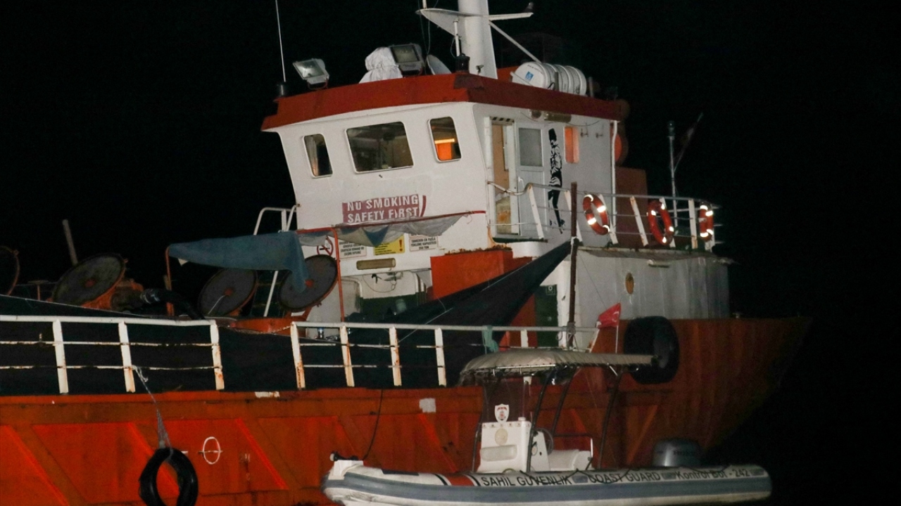 Gemide yapılan aramada yakıt deposuna benzer kapalı ve hava almayan bir bölmede 46`sı kadın 59`u çocuk 276 sığınmacı tespit edildi. 