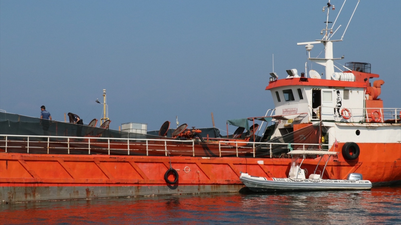 Operasyonda yasa dışı geçişi organize ettikleri iddiasıyla 8 kişi gözaltına alındı.
