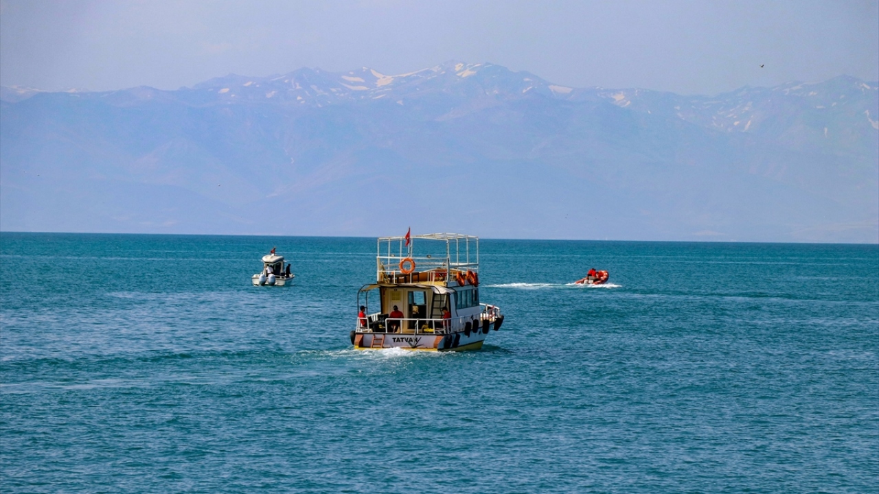 Van`da 27 Haziran`da göle açılan bir teknenin kaybolduğu ihbarı üzerine başlatılan arama çalışmalarına Sualtı Arama Kurtarma (SAK) timi de katıldı.