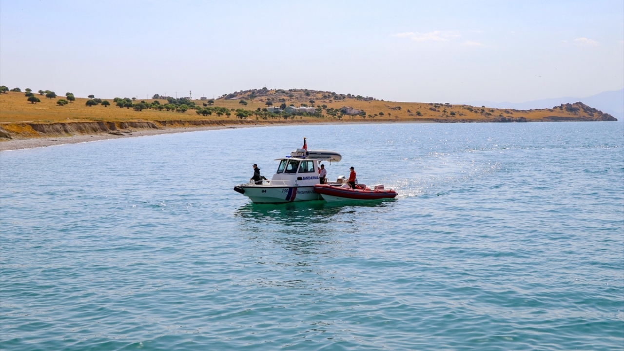 Gevaş ilçesine bağlı Altınsaç Mahallesi`nden Van Gölü`ne açılan ve bir daha haber alınamayan teknenin bulunması için arama çalışmalarına bu sabah yeniden başlandı.