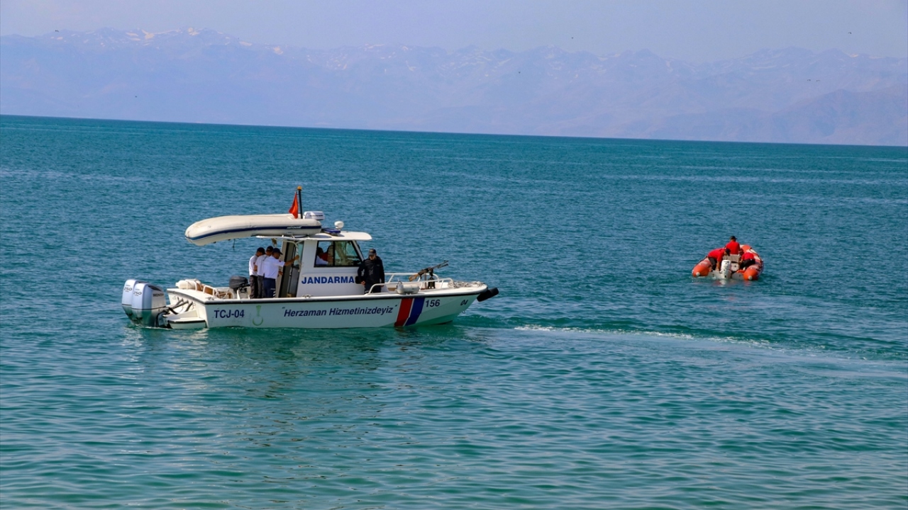 Van Gölü yüzeyinde, havadan ve karadan Jandarma, JAK, Emniyet Müdürlüğü, AFAD, UMKE ve sağlık ekipleri çalışma yürütüyor.