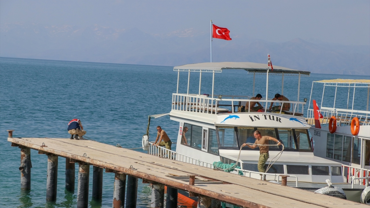 Deniz Kuvvetlerinden bir ekibin de dahil olduğu çalışmalara Milli Savunma Bakanlığınca İstanbul`dan gönderilen 6 kişilik SAK timi de katıldı.
