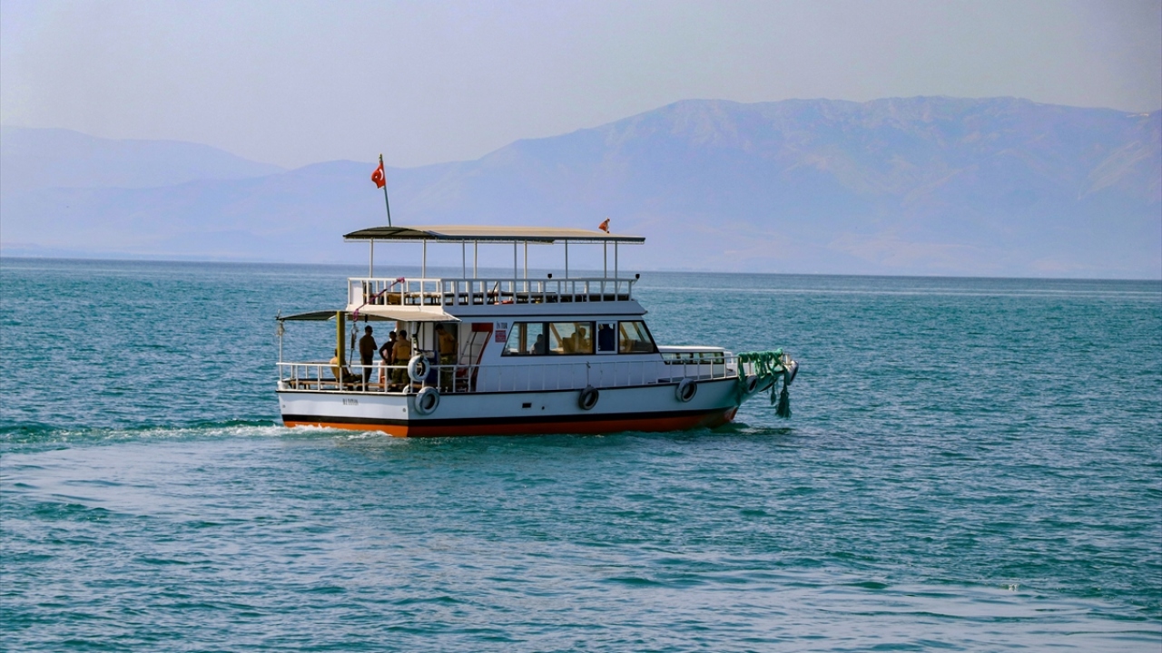 Ekipler, 4 sonar ve 4 ROW cihazıyla kaybolan tekneyi arama çalışması yürütüyor.