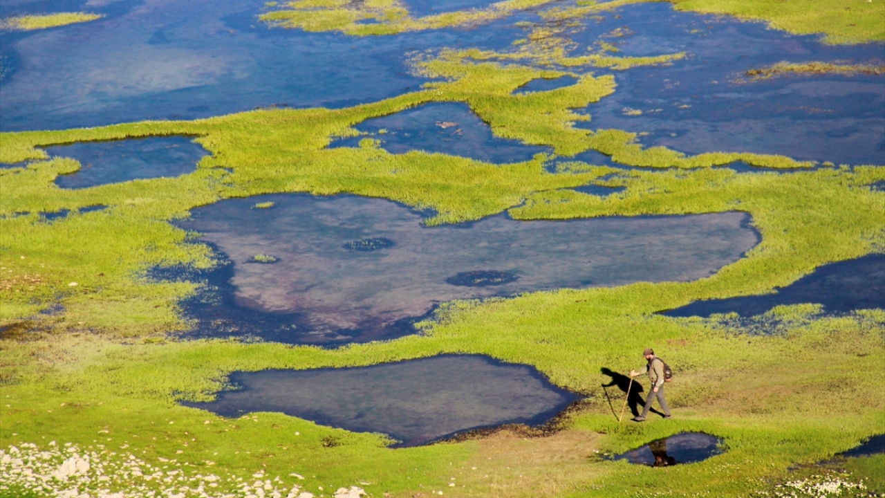 Munzur Vadisi Milli Parkı, Munzur Gözeleri, Kırkmerdiven Şelaleleri, Mercan Vadisi ve Harami Deresi`nin bulunduğu 1500 rakımlı Ovacık ilçesi, el değmemiş doğasıyla her mevsim farklı güzelliğe bürünüyor.