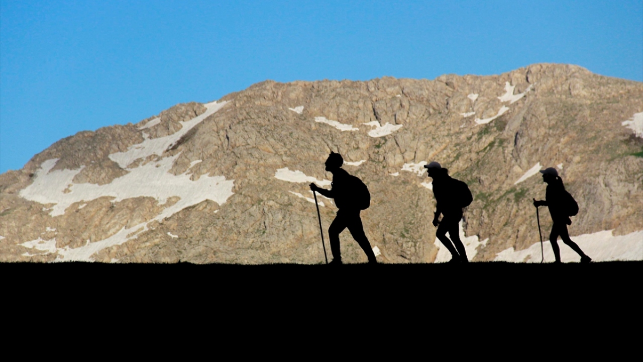 Kültür, tarih ve doğal zenginlikleriyle öne çıkan ilçede, 3 bin rakımlı Munzur Dağları`nda karların erimesiyle yeşilin tonlarına bürünen yaylalar ve oluşan buzul gölleri sıcak yaz günlerinde seyrine doyumsuz manzaralar oluşturuyor. 