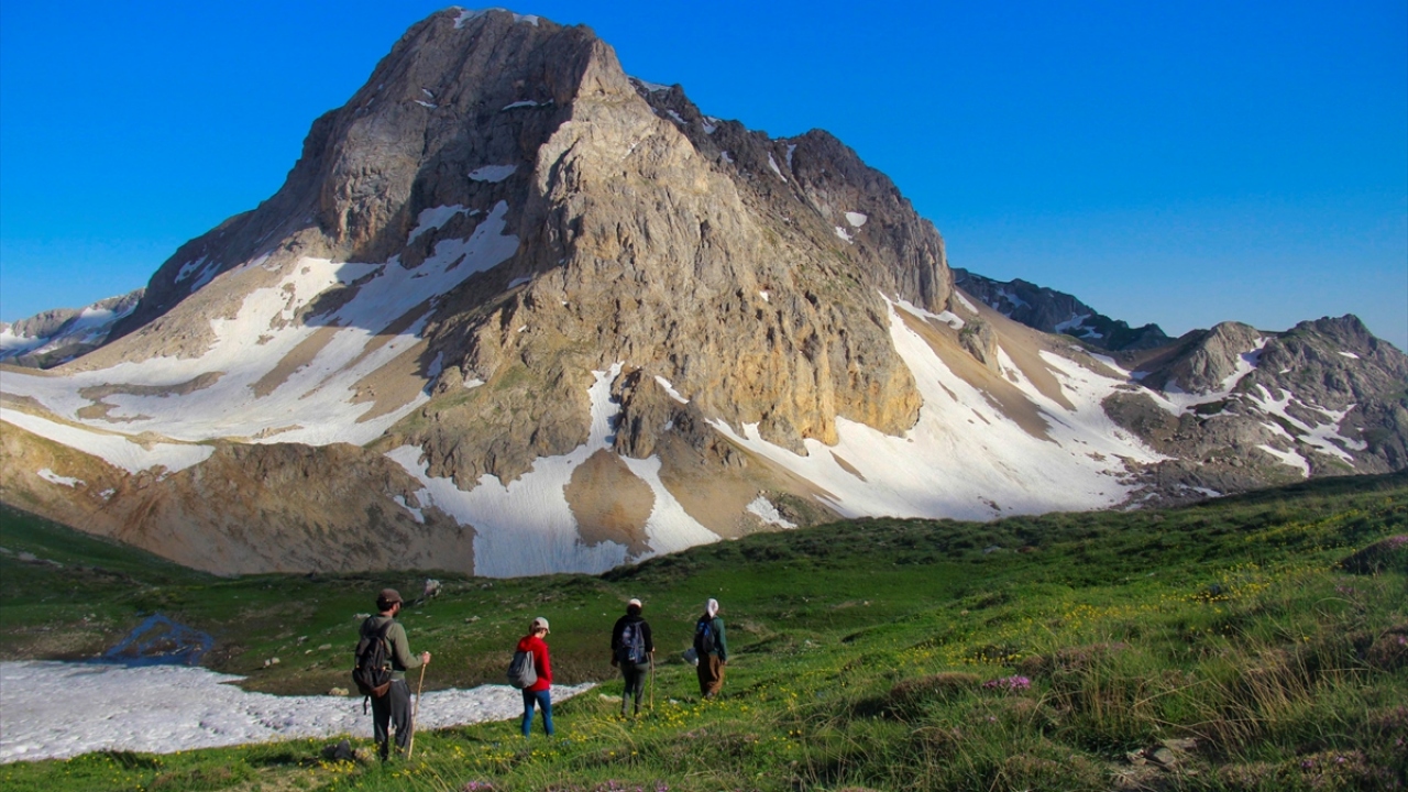 Rengarenk çiçeklerin ve derelerin bulunduğu alanlarda doyasıya vakit geçiren ziyaretçiler, gün batımında geri dönerek doğa turlarını tamamlıyor.