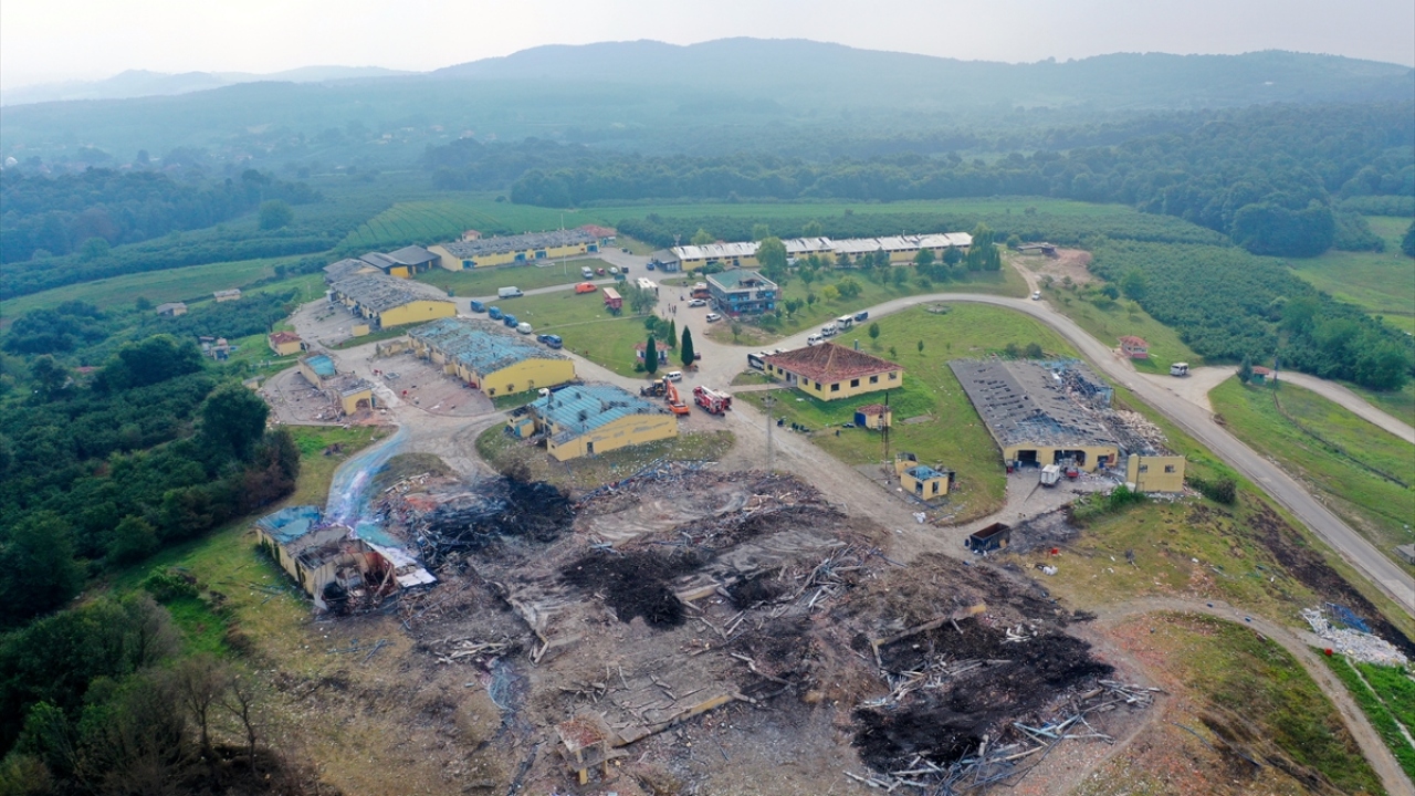 Yukarıçalıca mevkisindeki havai fişek fabrikasında meydana gelen, yaklaşık 50 kilometre mesafeden duyulan patlama sonrası bölgede UMKE, AFAD, polis, jandarma, sağlık ve itfaiye ekipleri çalışmalarını beşinci gününde sürdürüyor. 