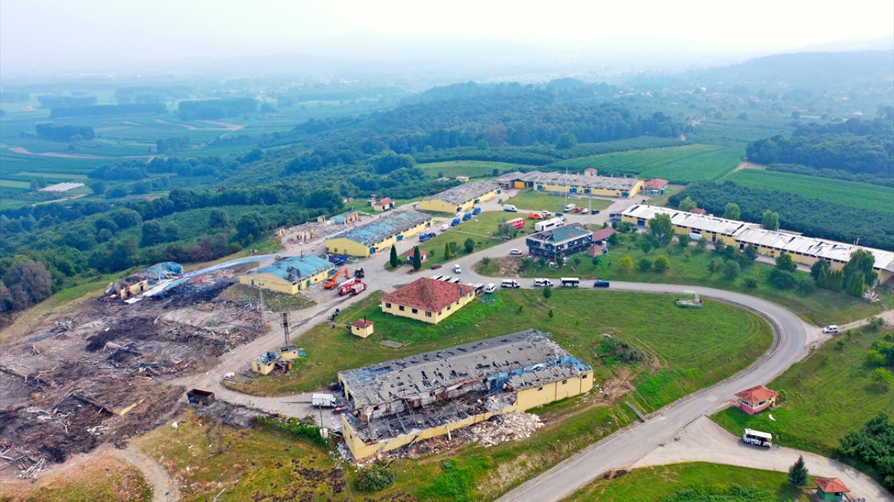 AFAD, jandarma ve itfaiye personelinden oluşan 185 kişilik ekip ve 52 araç ile kadavra köpeğinin de bulunduğu beş arama köpeğinin katılımıyla fabrika etrafında arazi taraması yapılıyor.