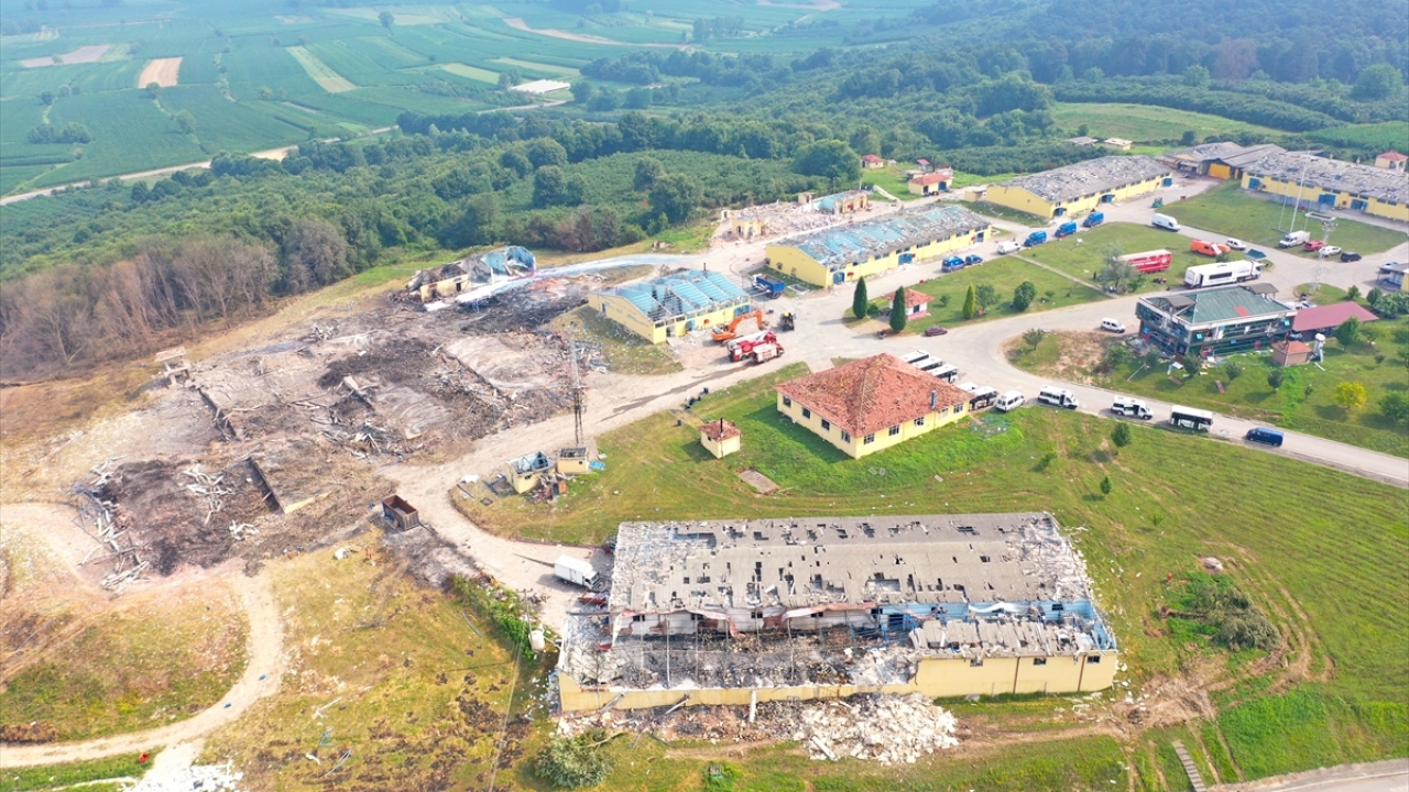 Enkaz kaldırma ve kırım çalışmalarının yapıldığı alanda, kimyasal maddeler ile patlamamış havai fişeklerin uzaklaştırılması için çalışma yürütülüyor.