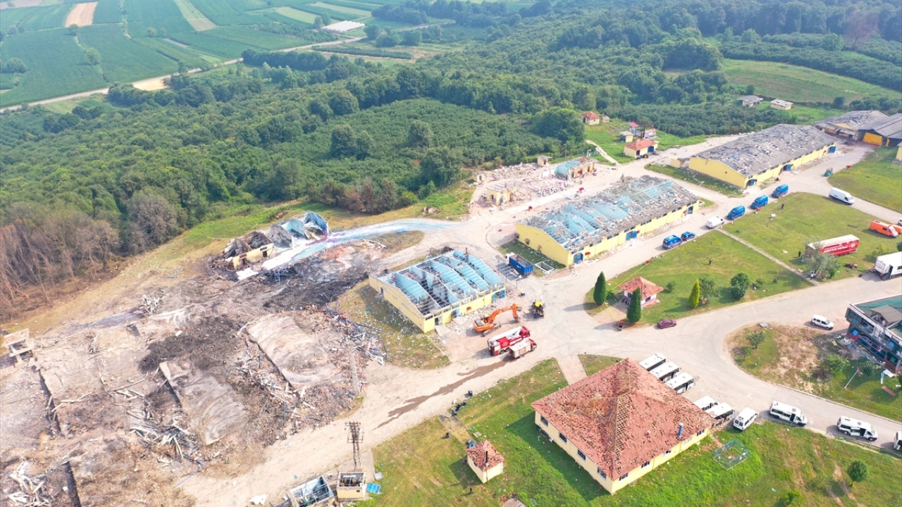 Öte yandan patlamanın meydana geldiği bölgedeki ev, bina ve iş yerlerine yönelik hasar tespit çalışmaları devam ediyor.